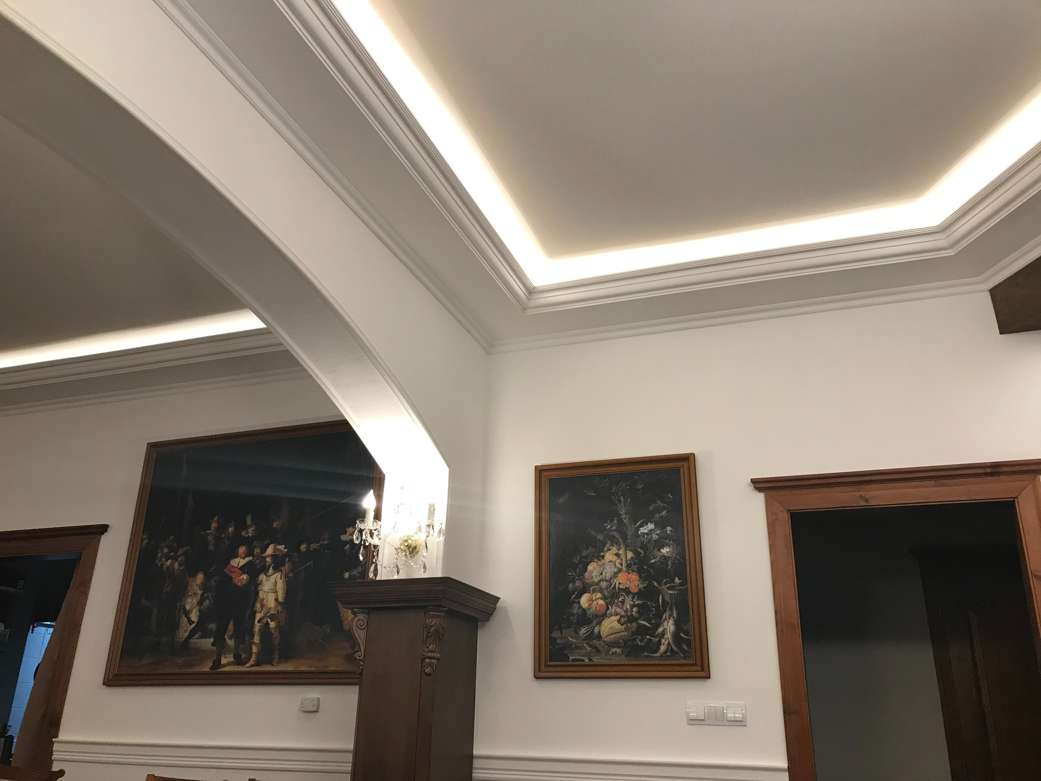 Ozdobné lišty a osvetlenie v interiéri z našej zákazky